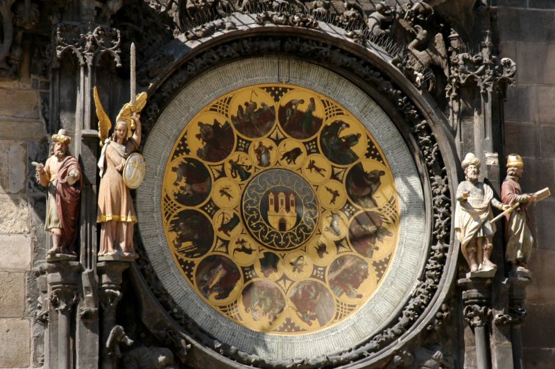 Calendar disk with immobile figures: a chronicler, an angel, an astronomer and a philosopher (from left to right).