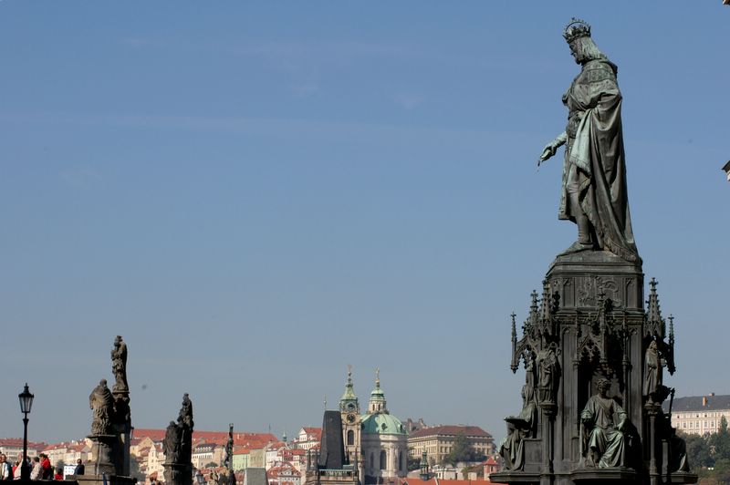 Charles IV looking towards the bridge