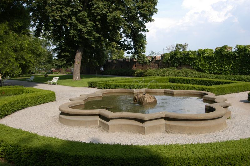 Royal Garden fountain - closer view