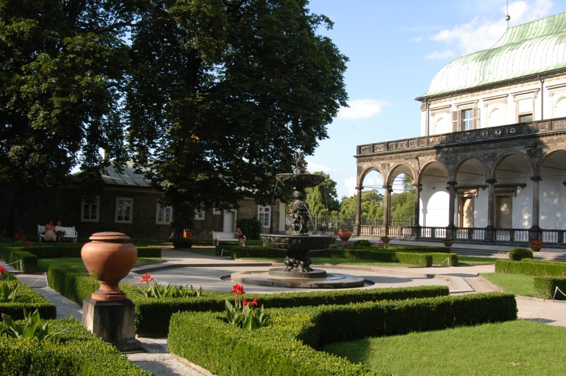 Singing fountain in front of Belvedere