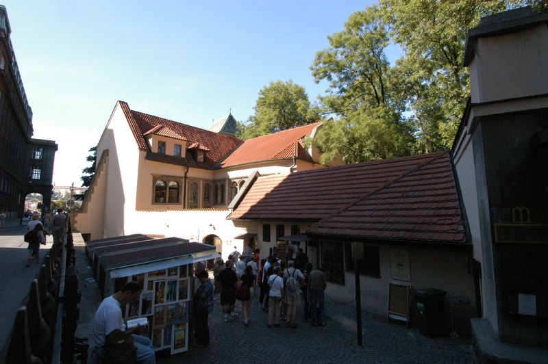 Tourists lined up at the entrance of the Pinkas Synagogue