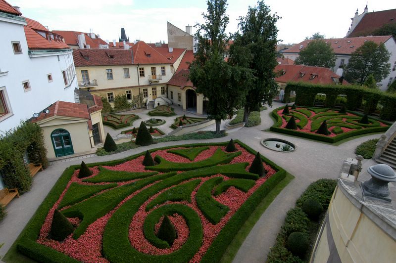 Summer flower design in Vrtbovska Garden